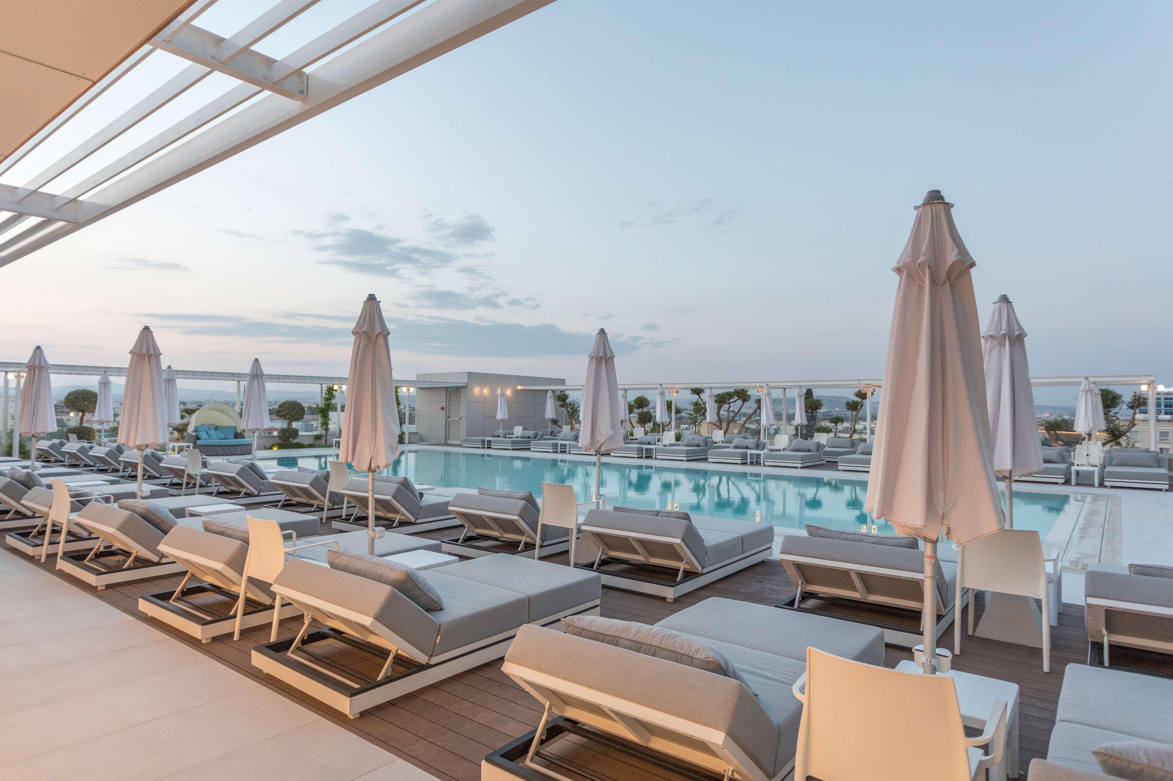 Radisson Blu Hotel, Λάρνακα Εξωτερικό φωτογραφία The pool at the hotel
