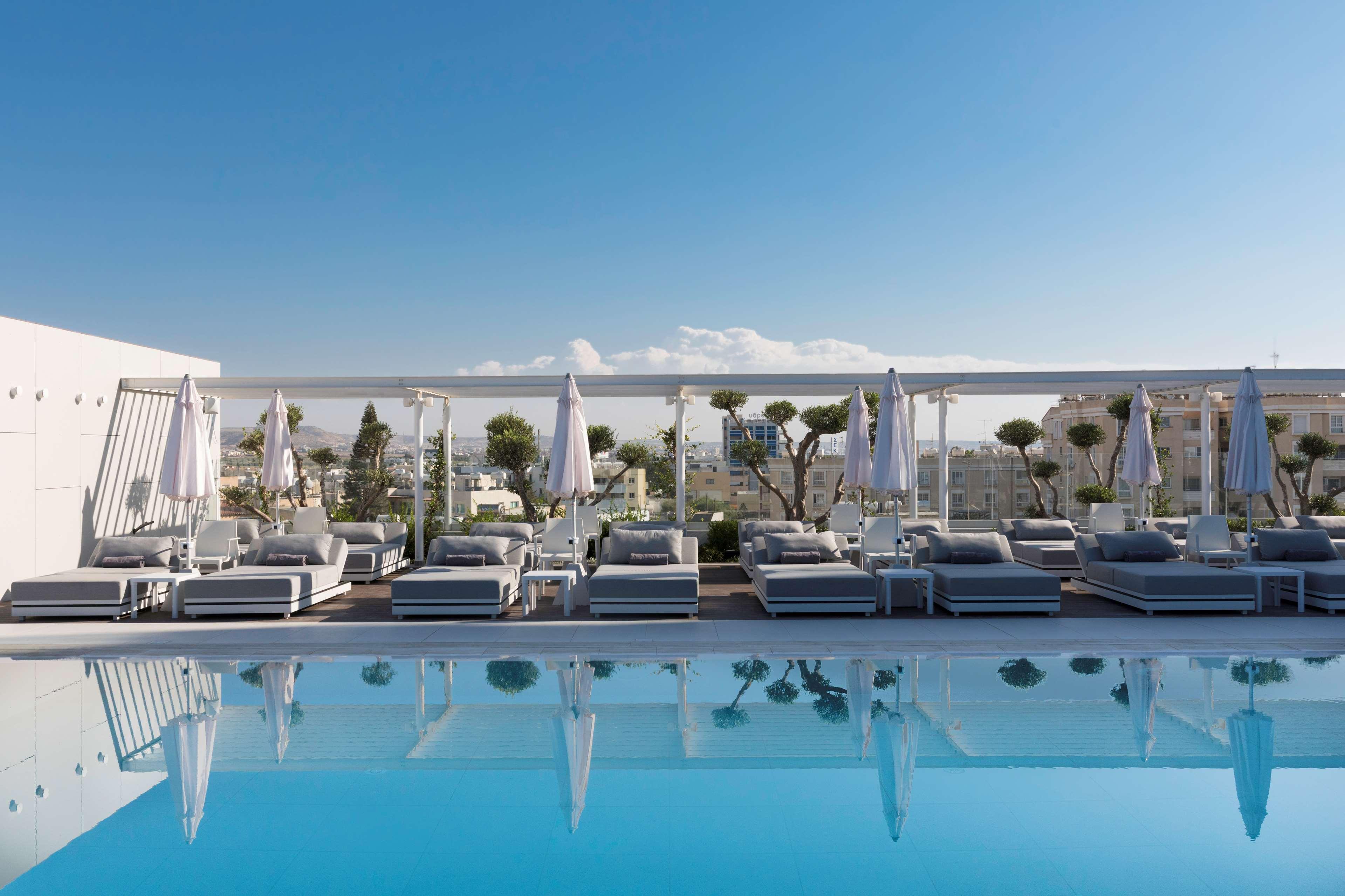 Radisson Blu Hotel, Λάρνακα Εξωτερικό φωτογραφία The pool at the hotel