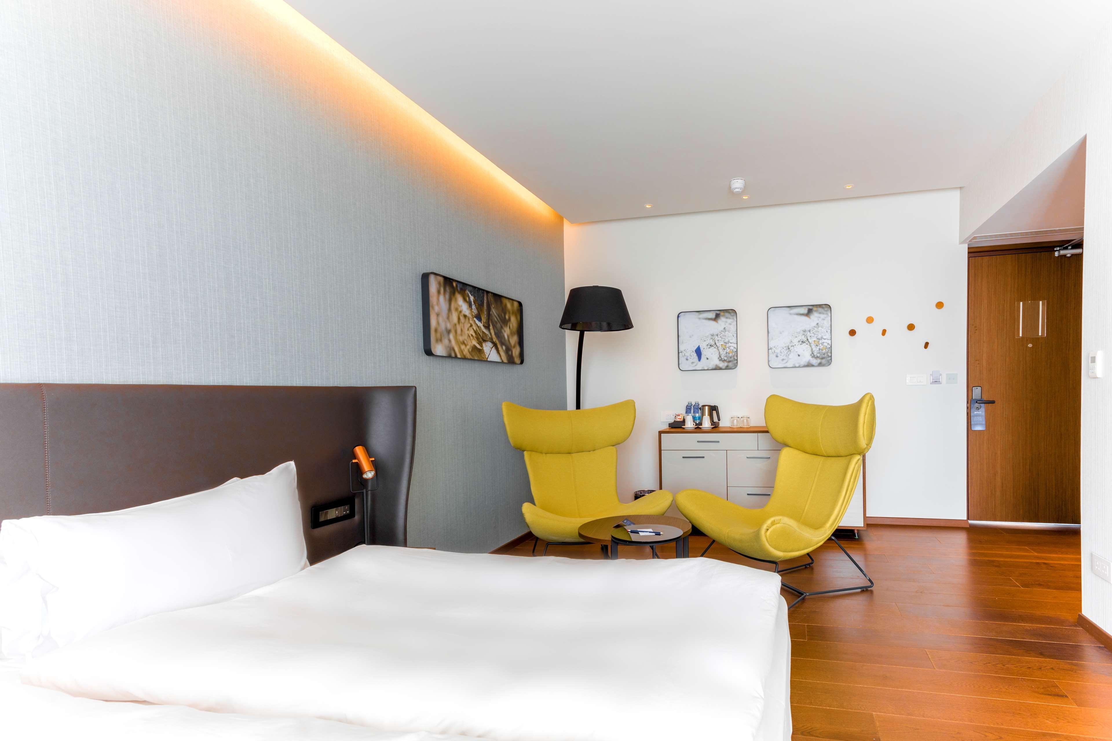 Radisson Blu Hotel, Λάρνακα Εξωτερικό φωτογραφία A room at the hotel