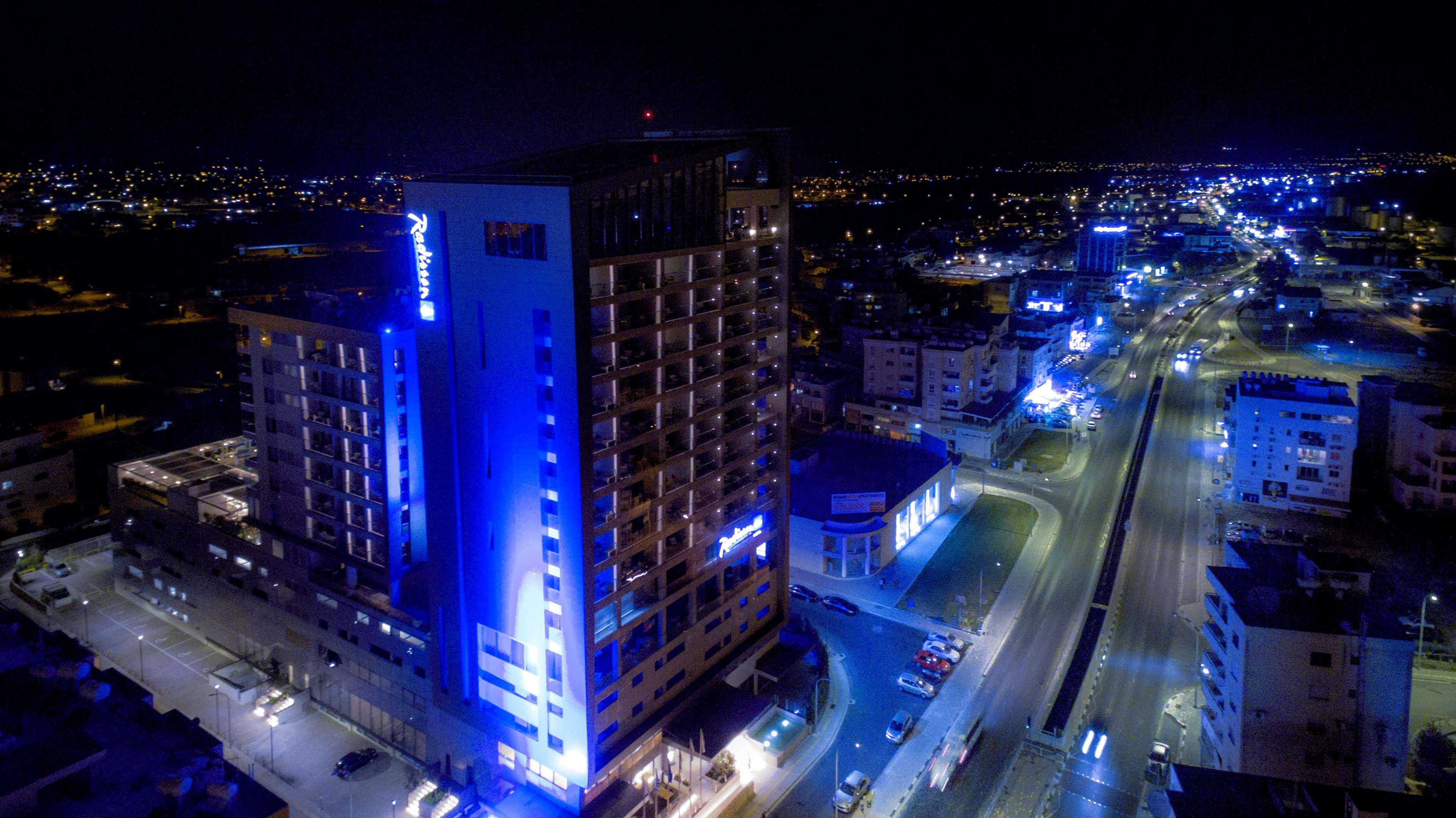 Radisson Blu Hotel, Λάρνακα Εξωτερικό φωτογραφία The building at night