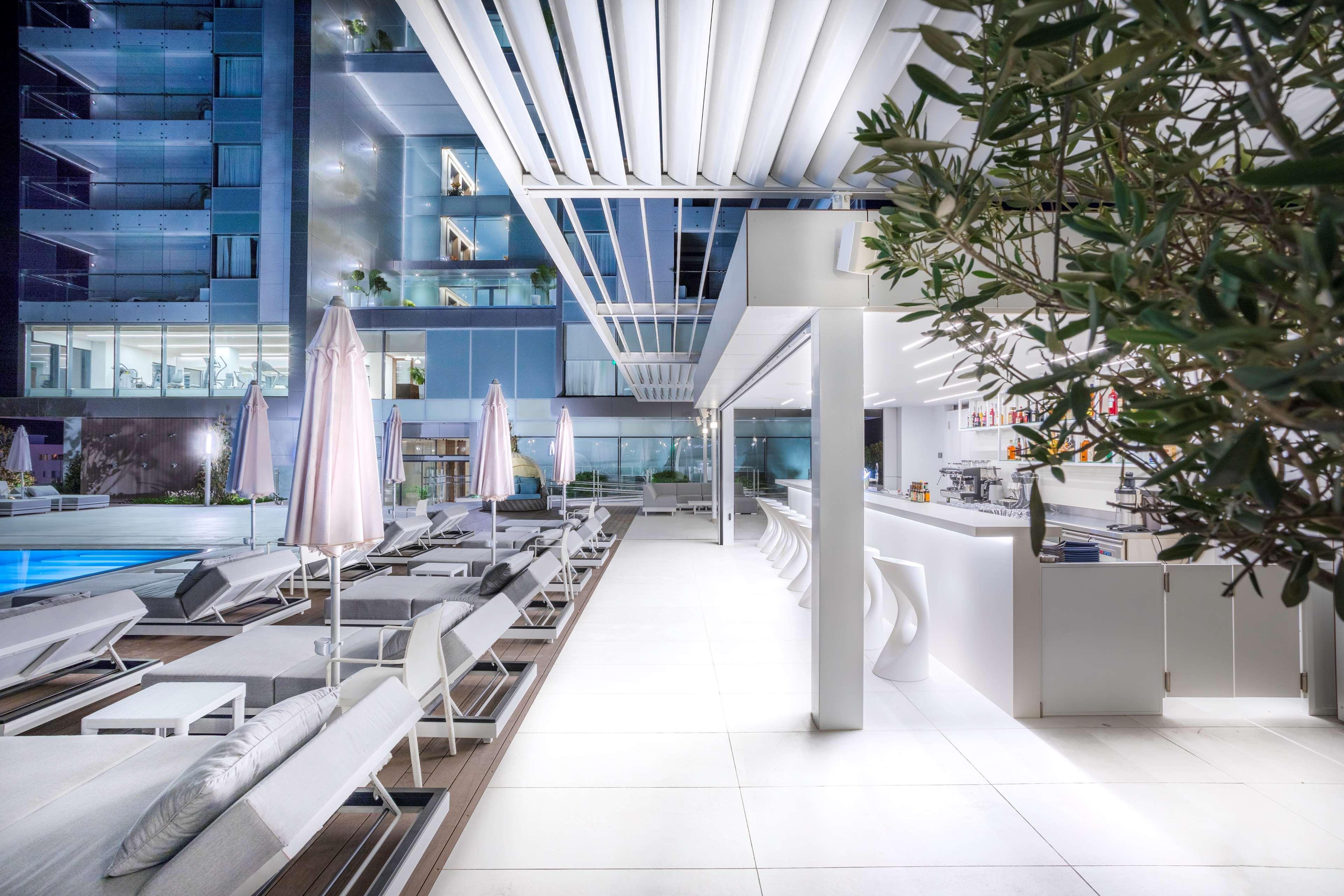 Radisson Blu Hotel, Λάρνακα Εξωτερικό φωτογραφία The pool deck